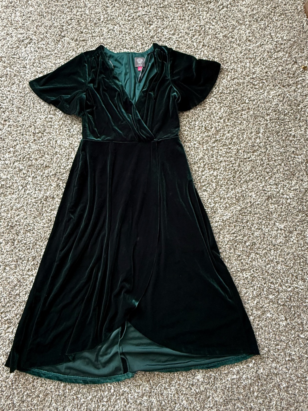 Vince Camuto Velvet Wrap Midi Dress in Emerald Green